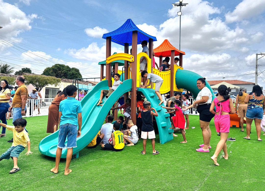 ESPANTA GADO RECEBE NOVO PARQUE INFANTIL E OBRA DE QUASE 3 MIL METROS DE CALÇAMENTO